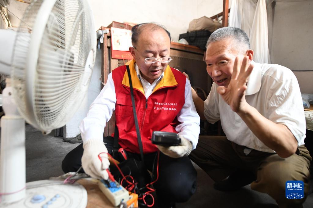 為愛點(diǎn)燈&mdash;&mdash;記國網(wǎng)浙江慈溪市供電有限公司電力工人錢海軍