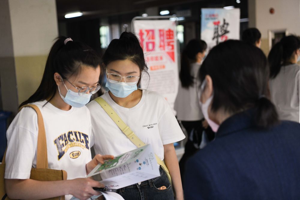 &ldquo;先落戶(hù)后就業(yè)&rdquo;、發(fā)放就業(yè)補(bǔ)貼&hellip;&hellip;多地多措并舉促進(jìn)高校畢業(yè)生就業(yè)