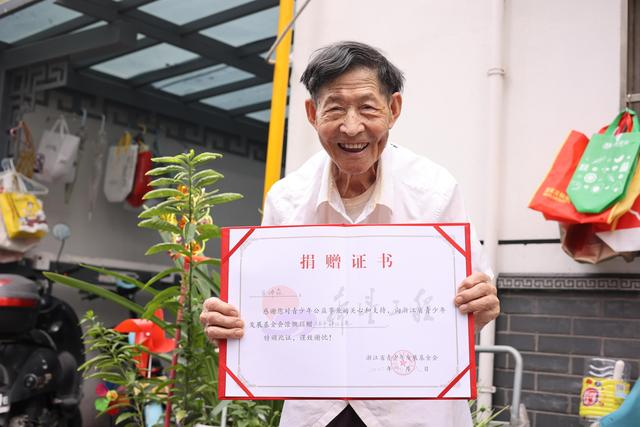 浙大老師退休后拾荒，只在后半夜出門