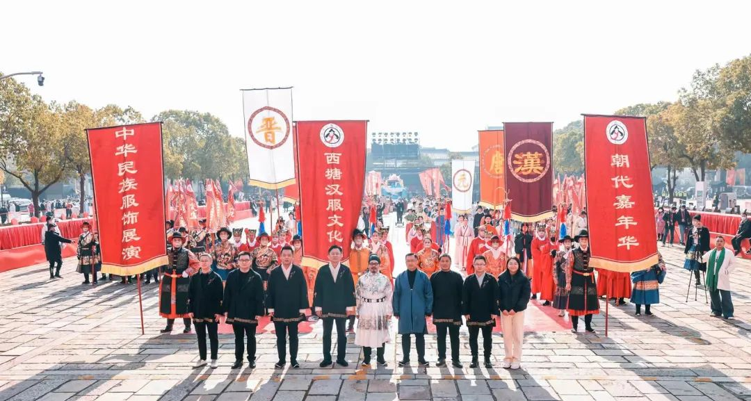 以服揚善 守正創(chuàng)新 傳統(tǒng)服飾文化愛好者這樣&ldquo;跨年&rdquo;