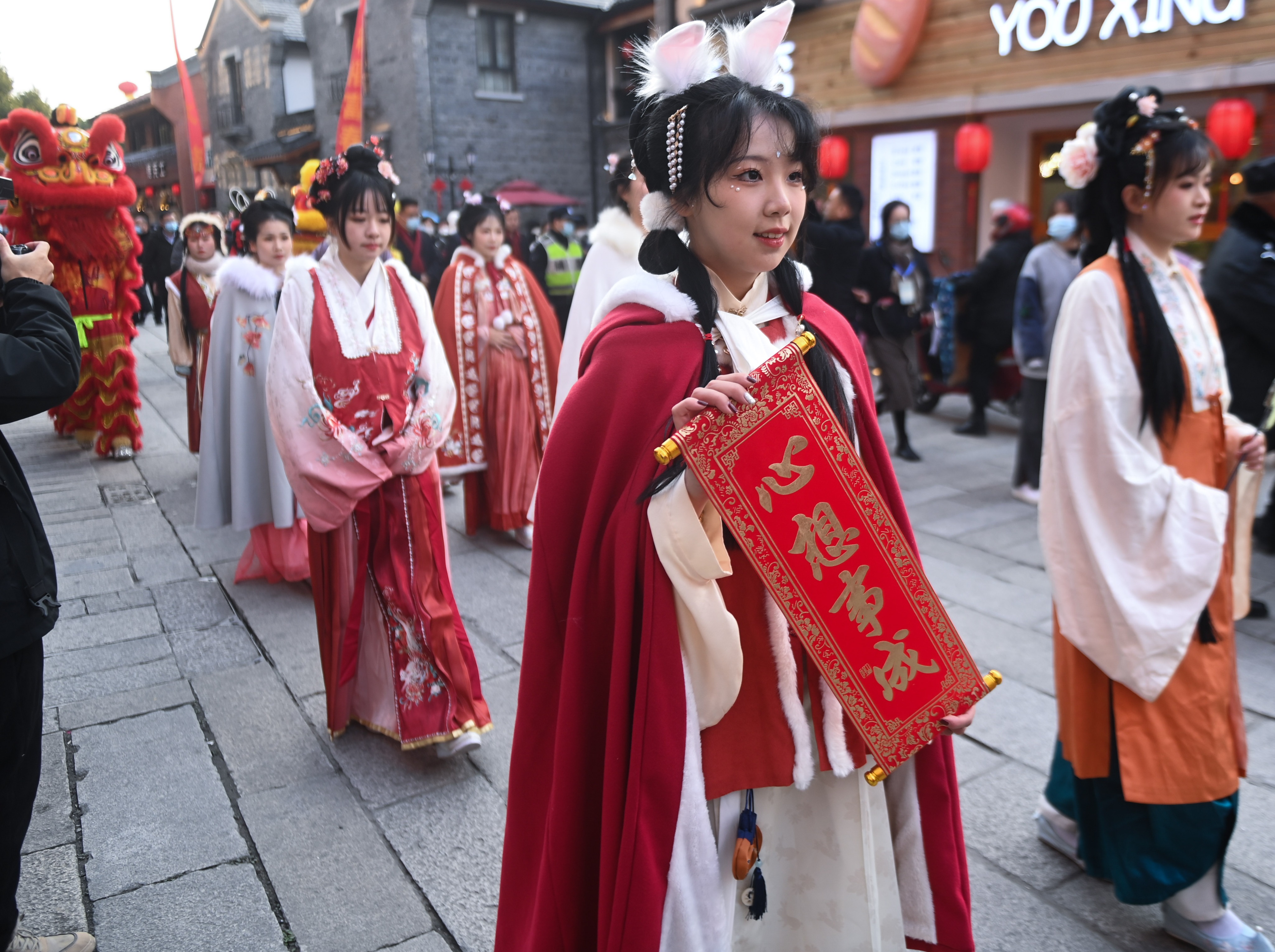 千年古鎮(zhèn)開(kāi)啟&ldquo;迎新春&rdquo;年俗大戲
