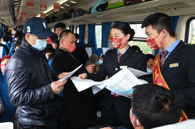 &ldquo;下車門，進(jìn)廠門&rdquo;&mdash;&mdash;一場列車上的招聘會(huì)見聞