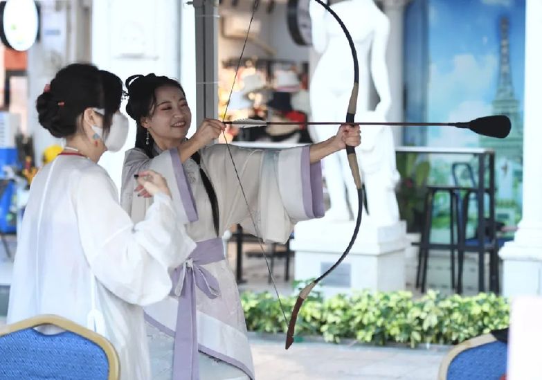 穿著漢服過(guò)傳統(tǒng)節(jié)日：漢服的&ldquo;破圈&rdquo;與&ldquo;擴(kuò)圈&rdquo;