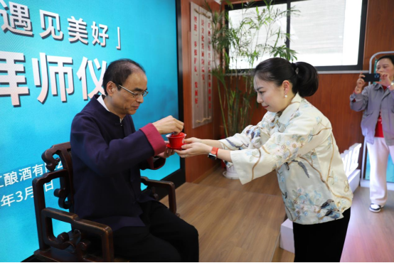 &ldquo;女兒紅&rdquo;舉行傳統(tǒng)拜師禮 搭建黃酒國(guó)際交流橋梁